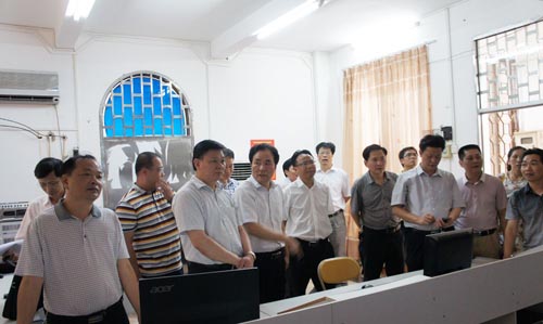 徐闻县长梁权财率队检查高考考场