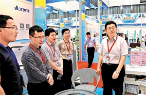 市,区领导巡查宝安展馆时,副区长廖少权(左二)对艾美特注重研发技术