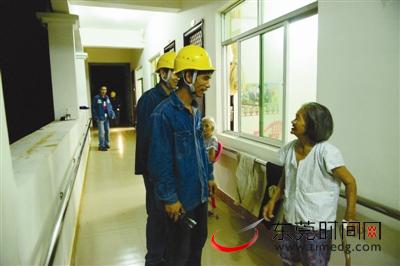 东莞供电局抢修人员到海南昌洒为海岛亮灯