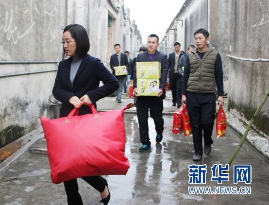 寒潮来袭送温暖 康美药业在普宁送衣送被