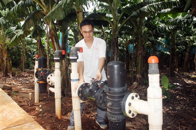 青年种地靠玩手机-- 一机掌管7000亩香蕉地