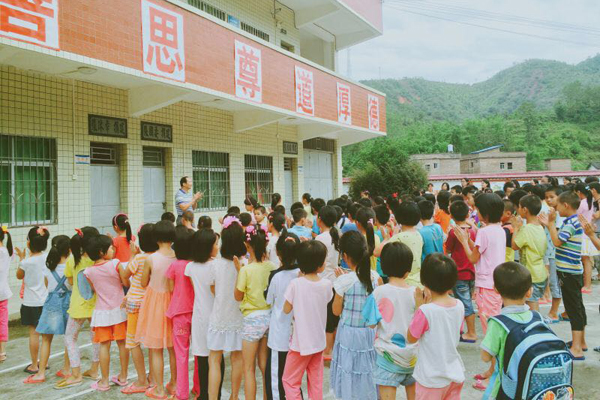 新华小记者走进大学生三下乡社会实践活动