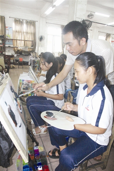 徐闻一中:创造高考神话 连续7年超额完成市高