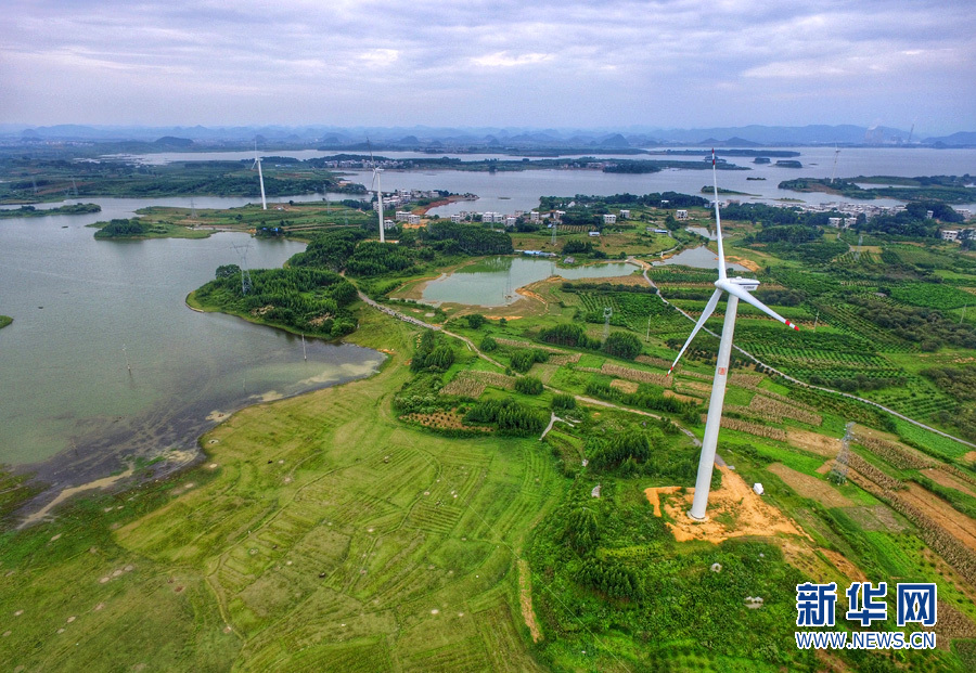 【电亮新长征路】大风车转出的清洁能源 航拍