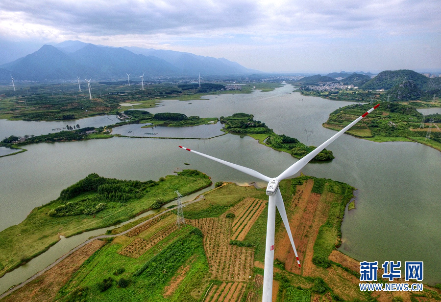 【电亮新长征路】大风车转出的清洁能源 航拍