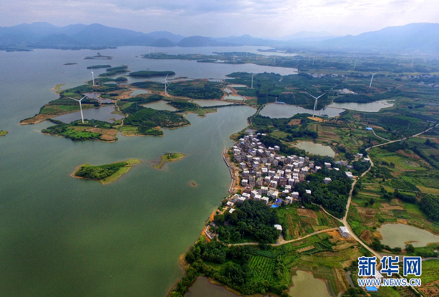 【电亮新长征路】大风车转出的清洁能源 航拍