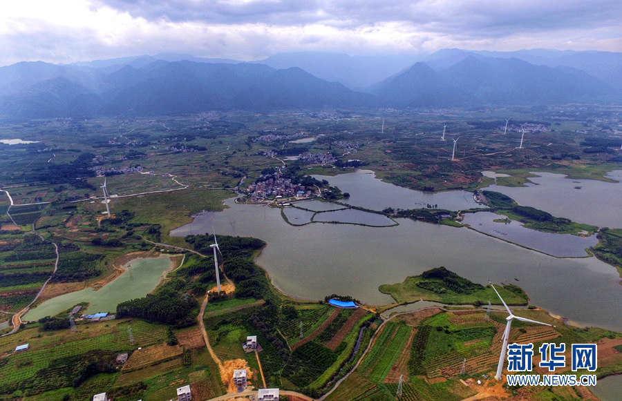 【电亮新长征路】大风车转出的清洁能源 航拍