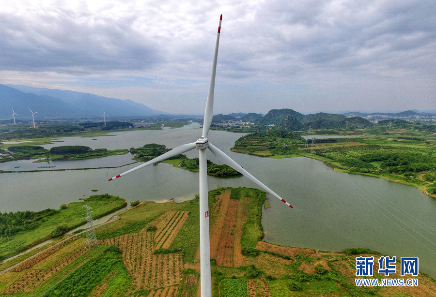 【电亮新长征路】大风车转出的清洁能源 航拍
