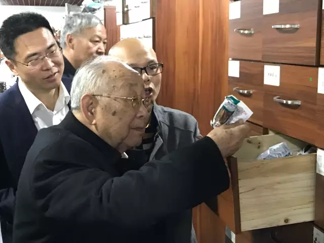 国药泰斗金世元考察康美智慧药房