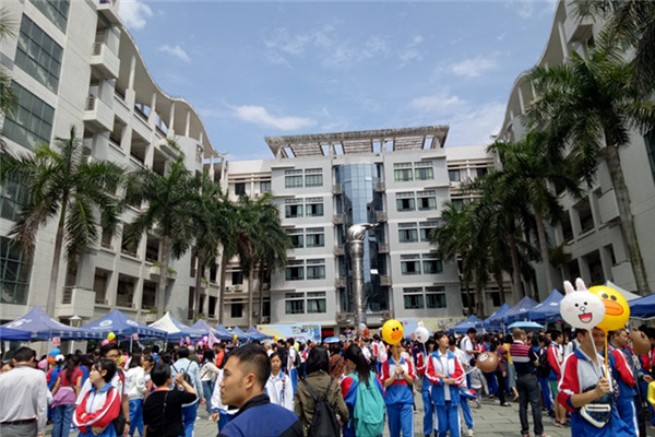 广东肇庆中学第三届创意市集鸣锣开市