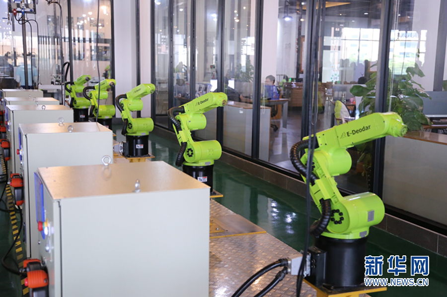 粤造粤强采访团走进广东伊雪松 感受机器人的