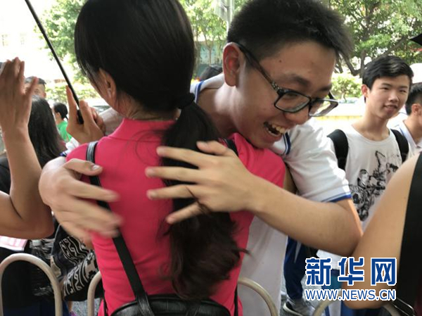 直击2017广东高考|老师的等待 只为一句 考试挺