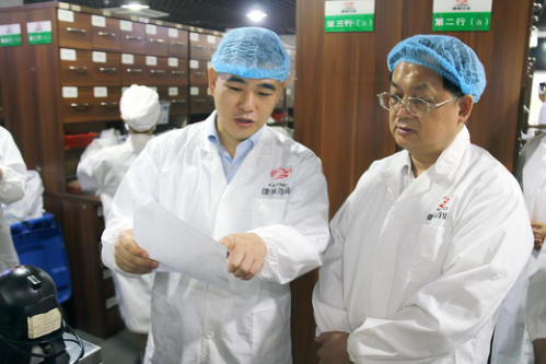 广东省食品药品监督管理局局长骆文智一行调研