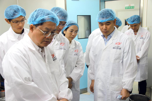 广东省食品药品监督管理局局长骆文智一行调研