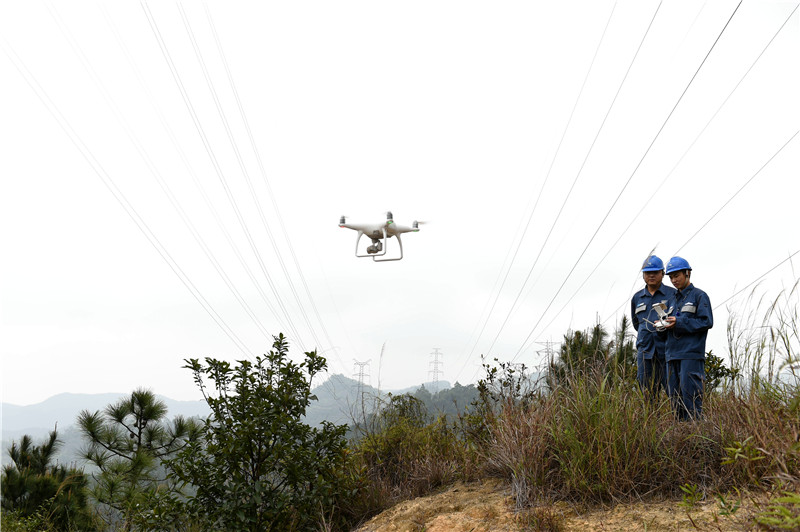 南方电网成功进行运行线路直升机带电作业