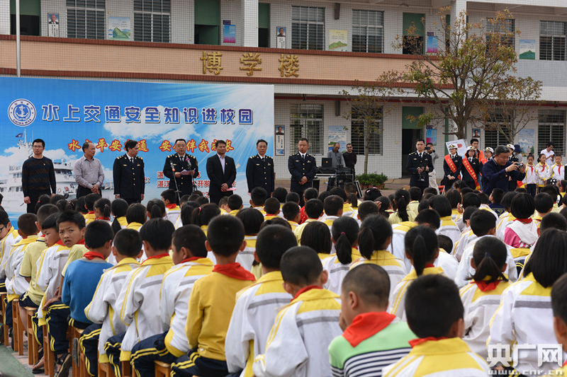 湛江海事局开展2018年水上交通安全知识进校