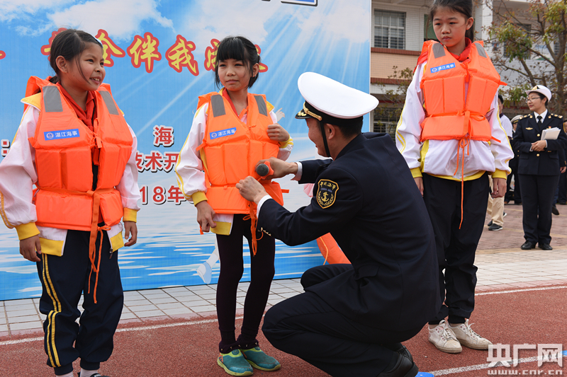 湛江海事局开展2018年水上交通安全知识进校