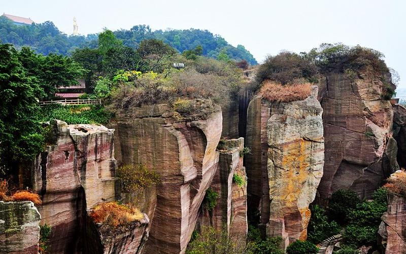 番禺莲花山风景区位于广东番禺市的东郊,距离广州市区20千米。莲花山原名"石狮头",是古代石矿场,因采石后留下来的石头似出水芙蓉(莲花)状而得名。远自西汉时期,先民们在此大规模地开采石料,形成悬崖峭壁、奇岩异洞,如莲花石、燕子岩、八仙岩、莲花岩、观音岩、飞鹰岩、南天门、神仙桥等。既是古代人民一锤一纤开凿而成,又经历两千多年的自然风化,真正是千姿百态,雄伟劲拔,一座伟大的"石雕古迹"。 莲花节 每年的六月到八月,莲花山旅游区都会举办规模盛大的莲花节。在如诗如画的莲花仙境内,每一年的莲花节
