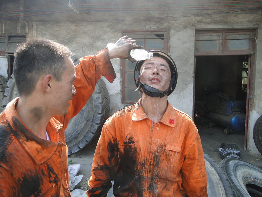 清远官兵扑灭英德一轮胎翻新厂大火后疲惫