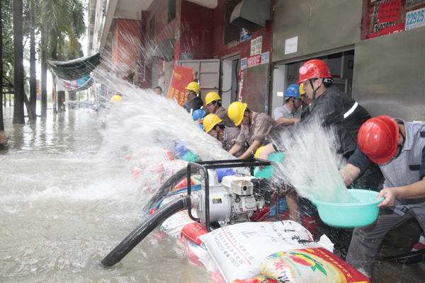 茂名供电局4000人鏖战“尤特”保万家灯火 - 新华网广东频道