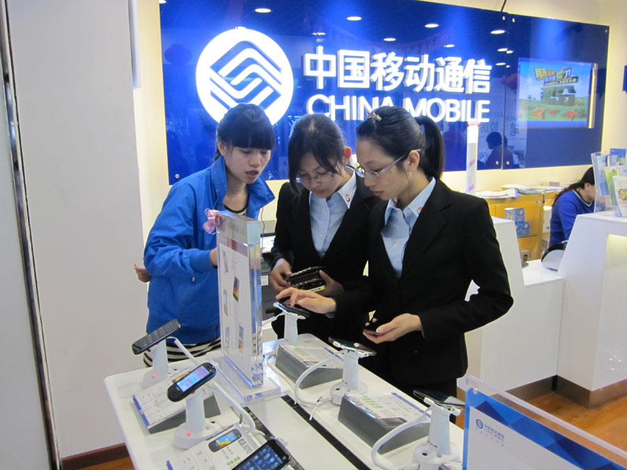 工作人员向客户介绍流量套餐订制方法