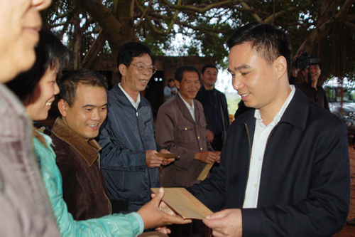 徐闻:市县残联领导给残疾人拜早年