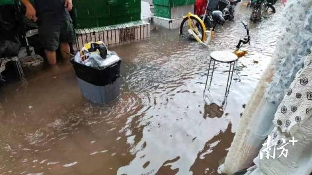 海珠区中大纺织市场有积水