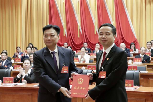何国森为李勇平颁发当选证书。