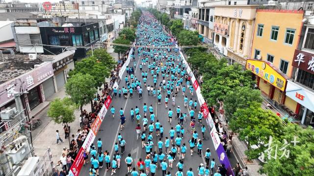欢乐跑队伍汇聚成流动的淡蓝色“河流”。 
