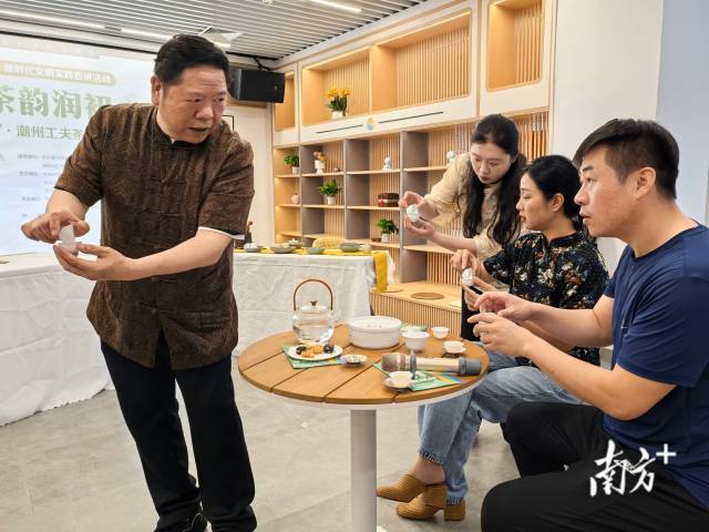 叶汉钟向现场观众重点介绍潮州工夫茶“三步七法”。董志豪 摄