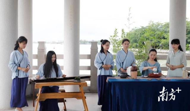 潮州工夫茶艺在广济桥上表演。