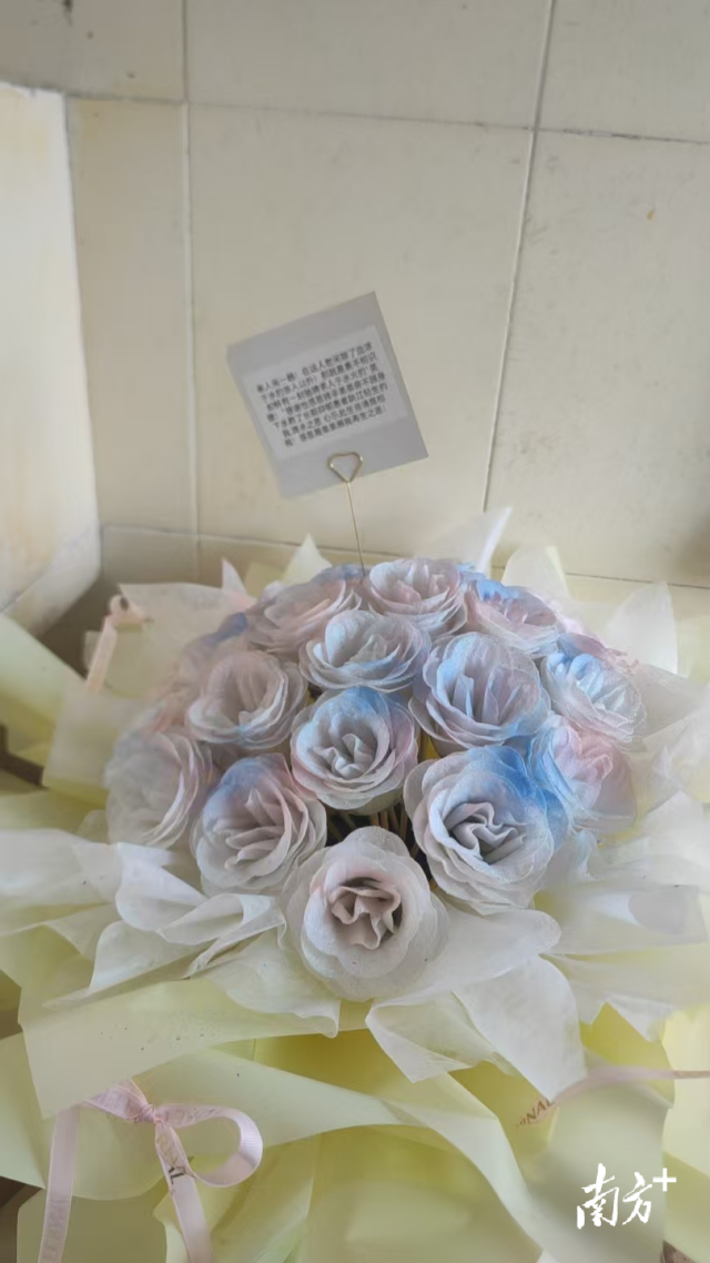 获救女子送了一束花给李梦君以表示感谢。 获救女子送了一束花给李梦君以表示感谢。