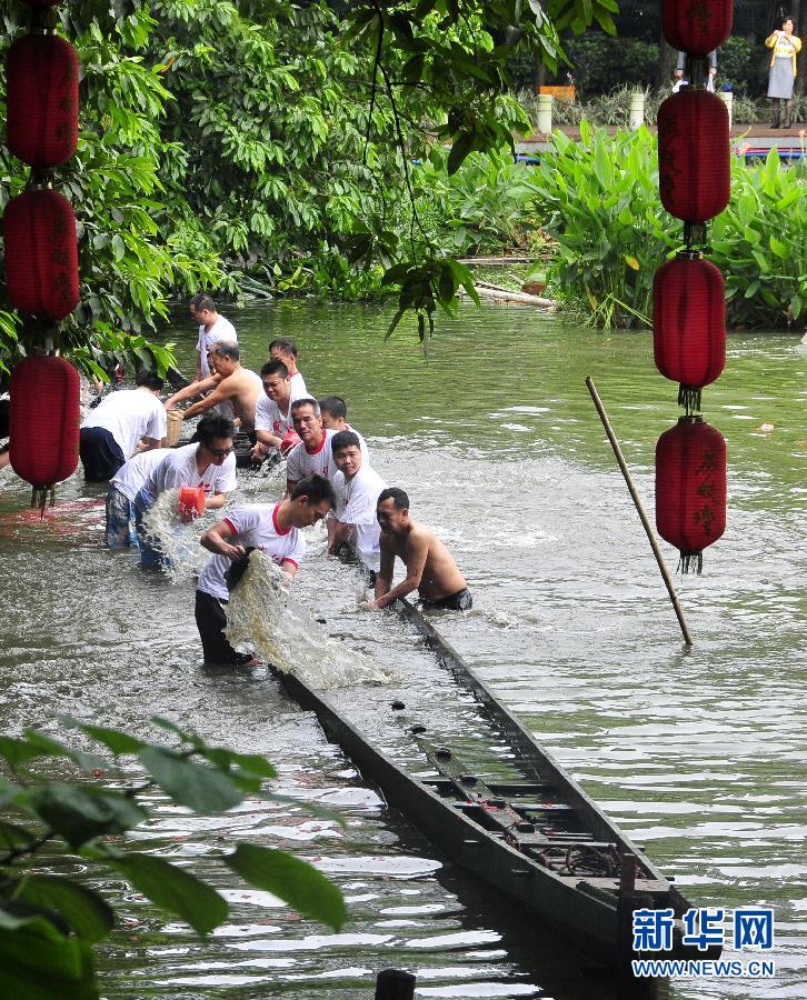 广州荔湾泮塘村四百多年老龙船出水