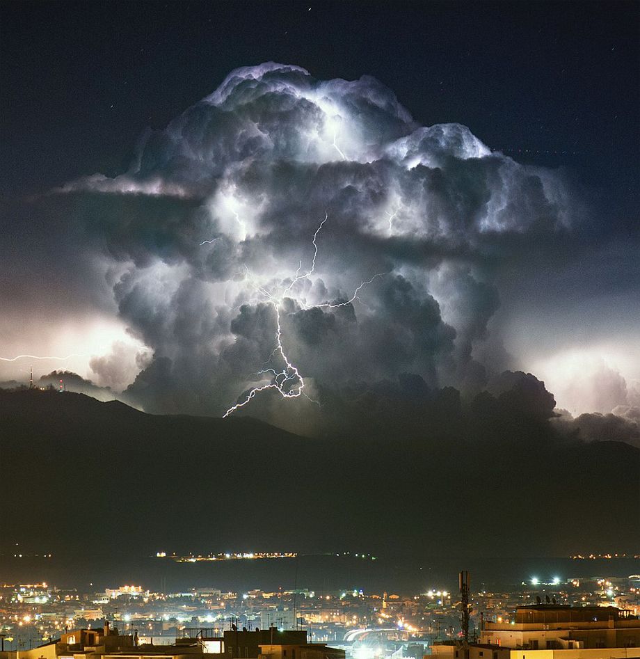 摄影师拍闪电蘑菇云照 似核爆炸