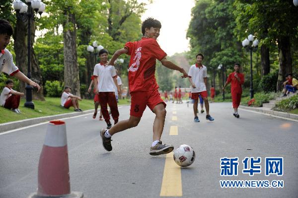 足球--走进恒大足球学校