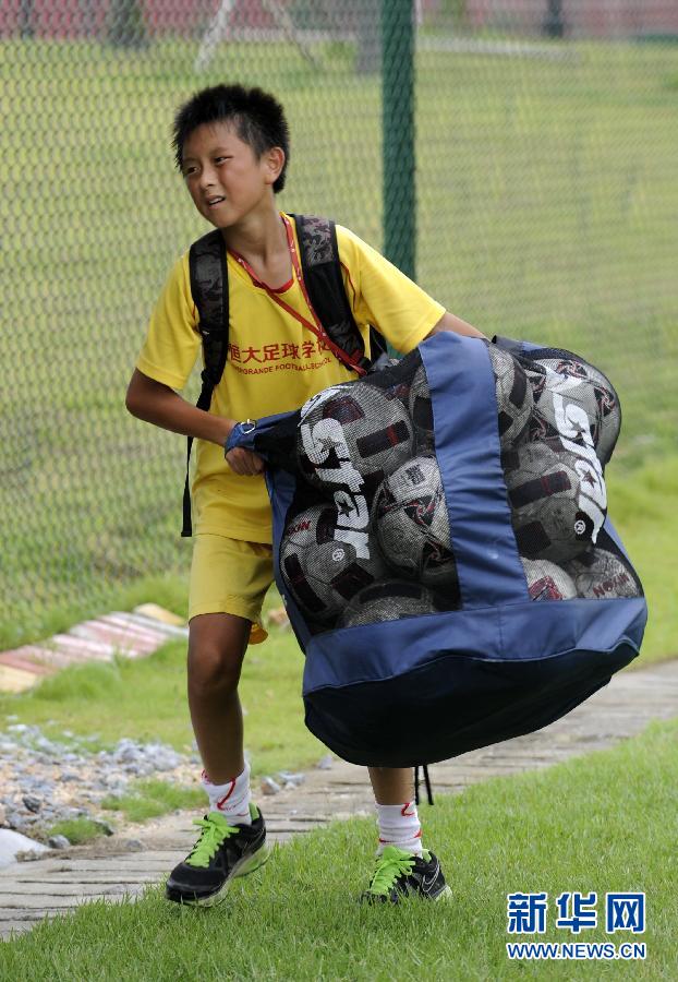 足球--走进恒大足球学校