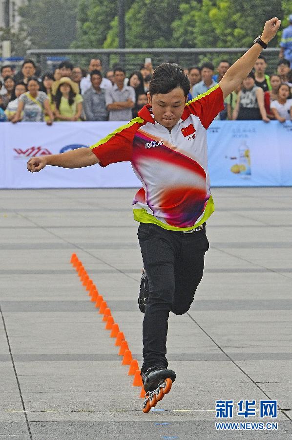 上海外滩上演轮滑大赛