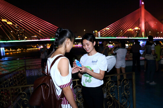 中秋夜在广州邂逅月亮天使 与蓝月亮共赴双月