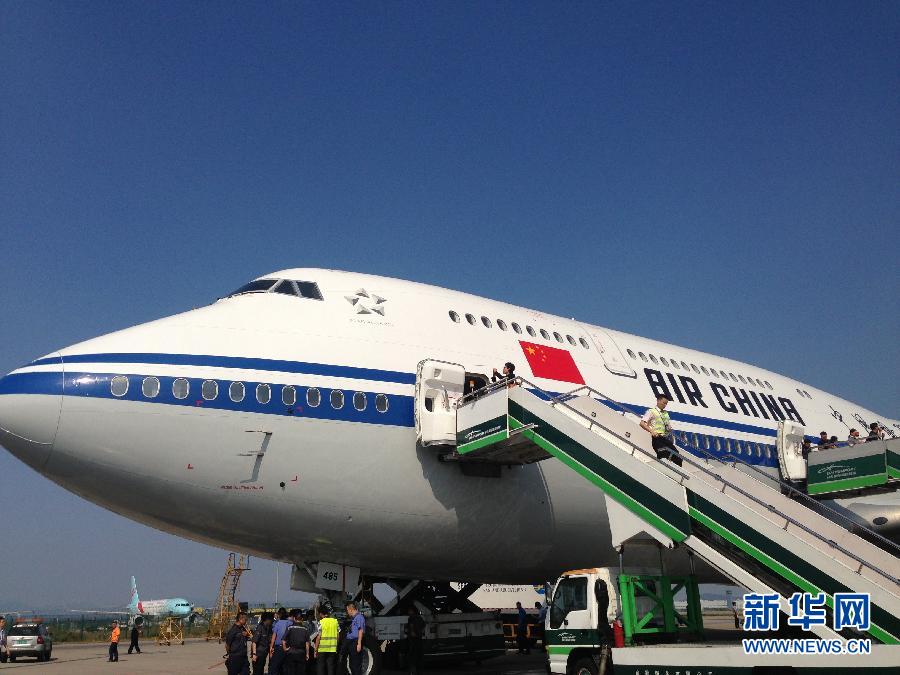 国航波音747-8客机首航广州