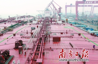 广州建成国内最大原油轮 排水量是辽宁舰7倍