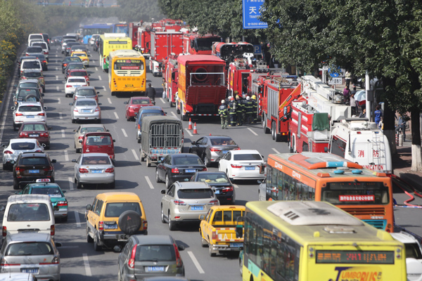 广州天河区大气埔大道中—地下仓库发生火灾