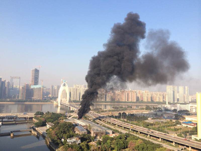 广州猎德桥附近发生火灾 现场浓烟滚滚