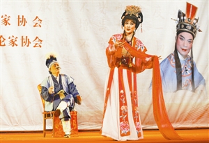 潮剧名家方展荣与张怡凰在表演《掷娇媚.