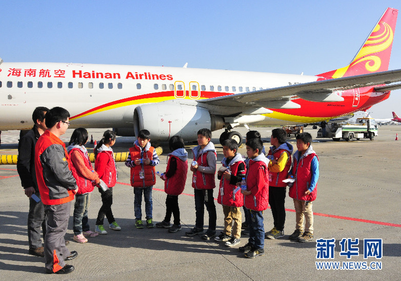 贫困山区孩子体验乘飞机