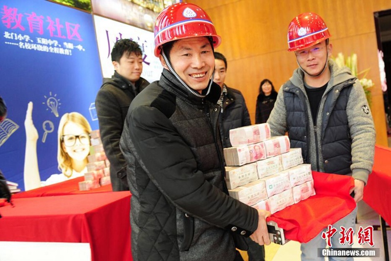 开发商堆3000余万现金发工资