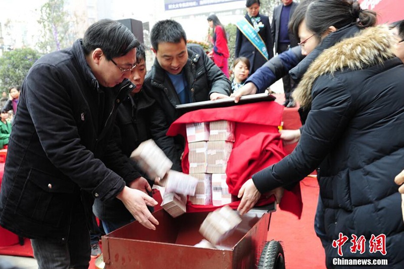 开发商堆3000余万现金发工资