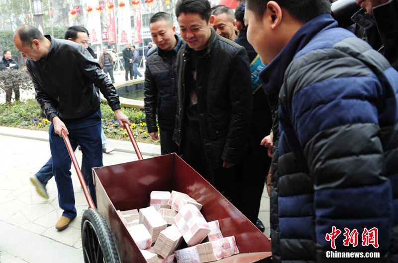 开发商堆3000余万现金发工资