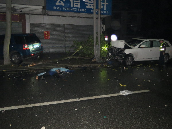 中山:小轿车与摩托车凌晨相撞致两人死亡