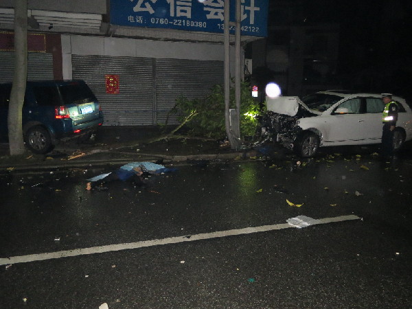 中山：小轿车与摩托车凌晨相撞致两人死亡