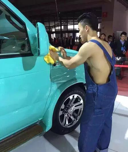 上海车展没车模? <em>前台</em>、销售连<em>清洁工</em>都是<em>美女</em>